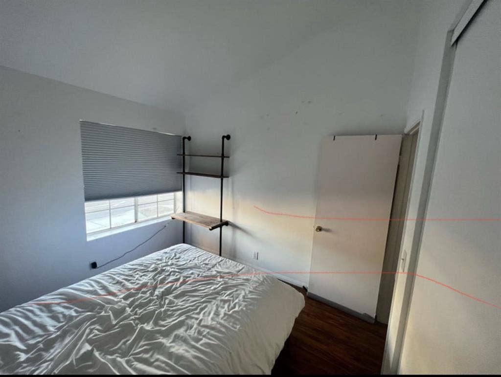 Room w/ private bathroom in UH