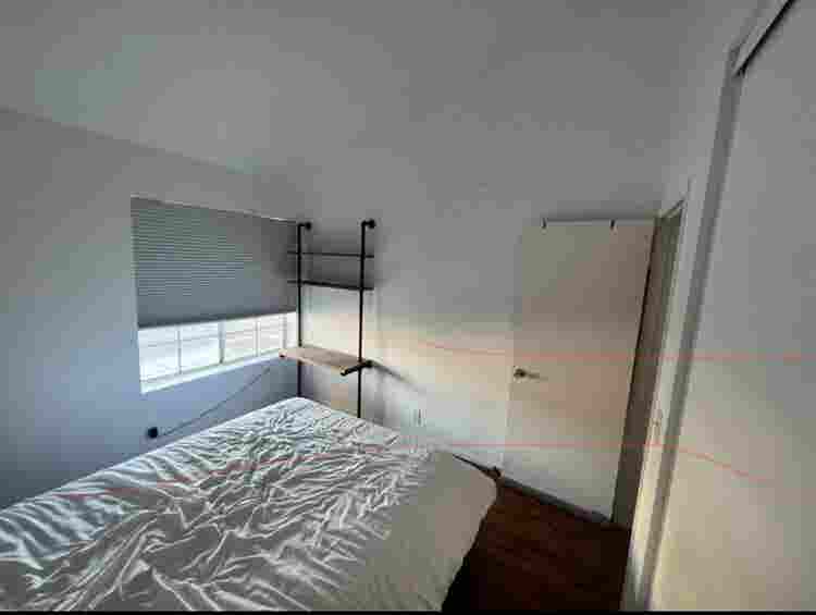Room w/ private bathroom in UH