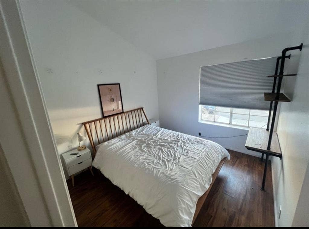 Room w/ private bathroom in UH