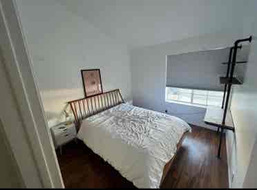 Room w/ private bathroom in UH