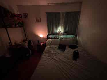 Room w/ private bathroom in UH