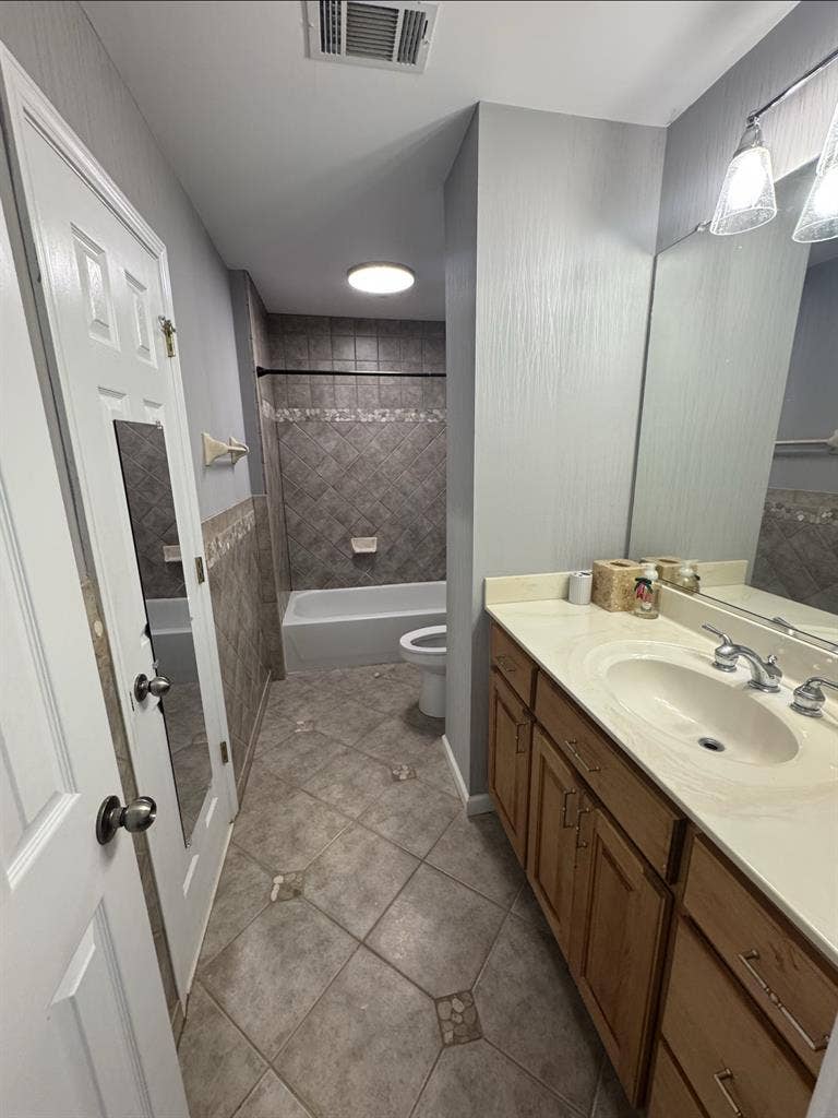 Room w/ Private Bathroom in Mansion