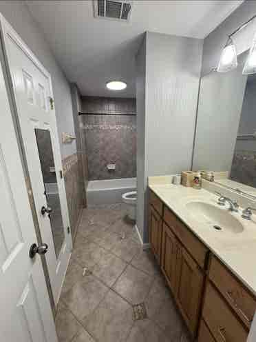 Room w/ Private Bathroom in Mansion