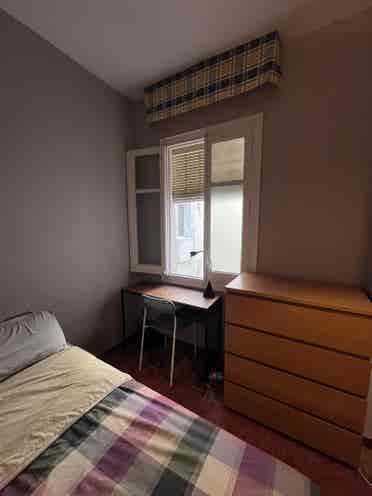 Bright double room in Guindalera