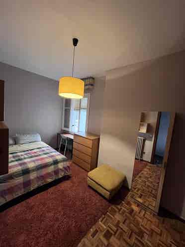 Bright double room in Guindalera