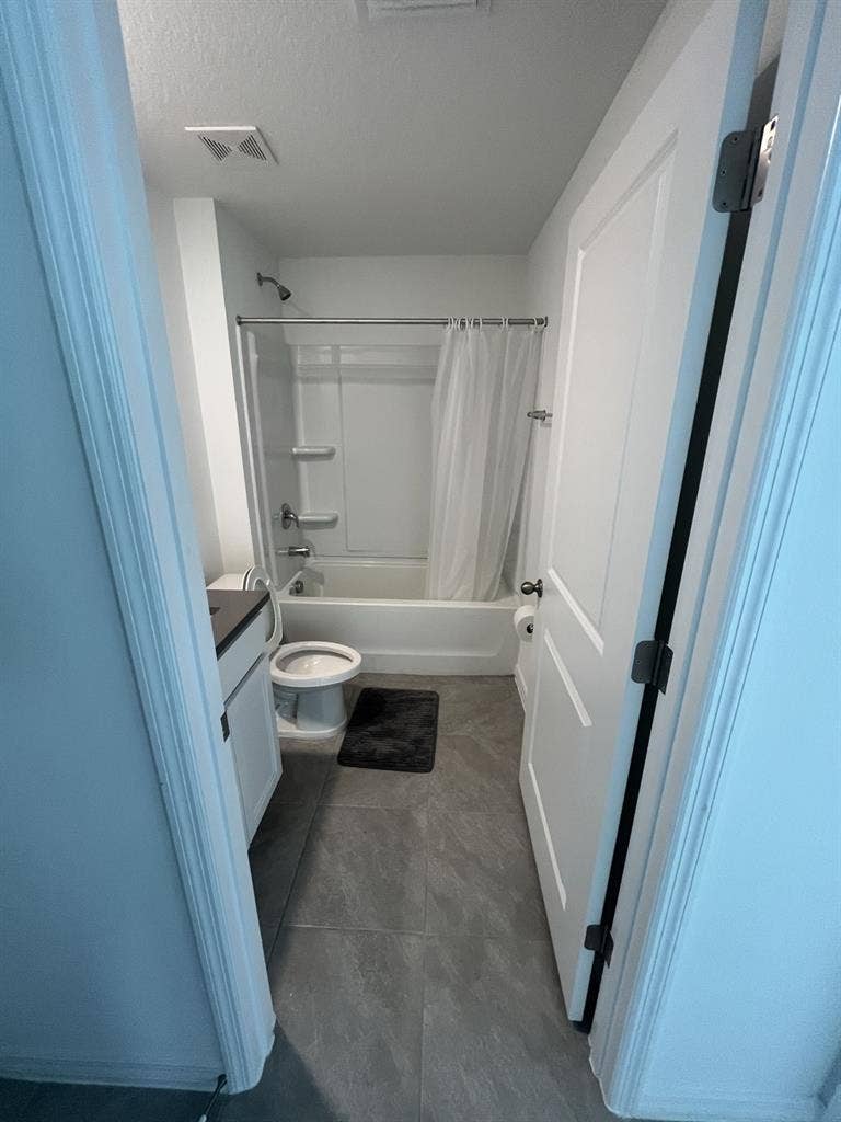 Private bedroom and bathroom rental