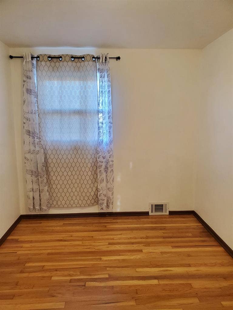 Looking for a roomate!