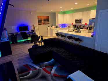 Modern Apt with a room for rent!🌴