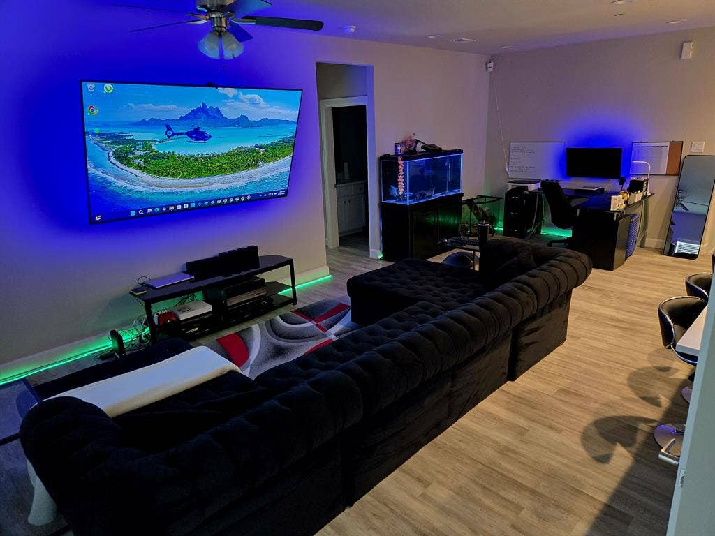 Modern Apt with a room for rent!🌴