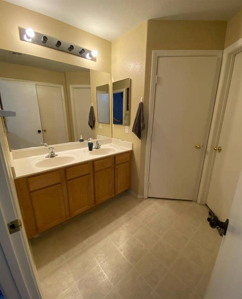 Private bedroom w/ shared bathroom