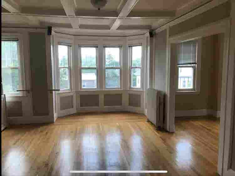 Looking for  roommates. Melrose