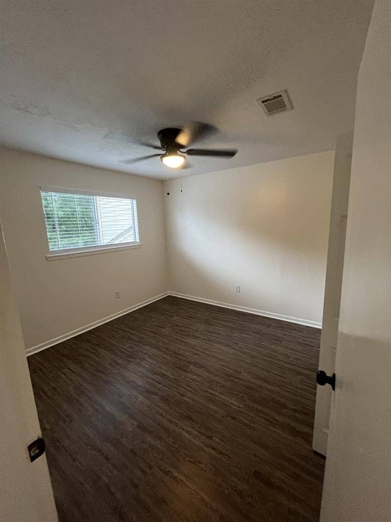 Spare room to rent. No utility bill