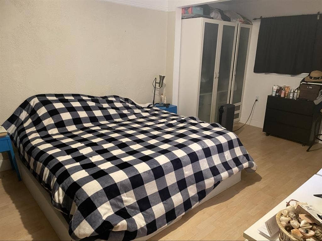 Master bathroom with parking spott