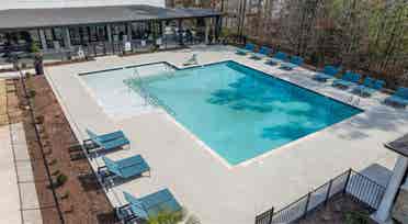 Looking for 1 
female roommate