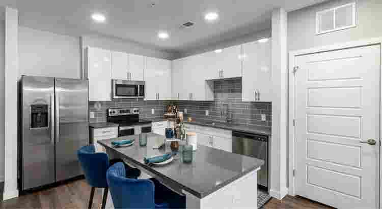 Looking for 1 
female roommate