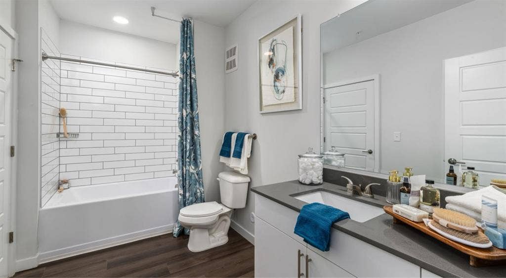 Looking for 1 
female roommate