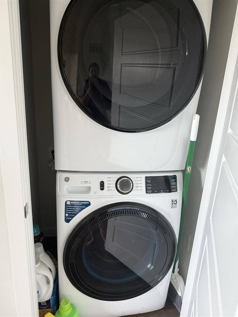 Looking for 1 
female roommate