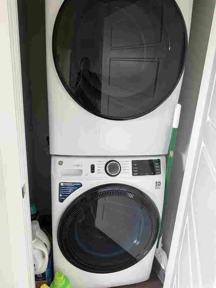 Looking for 1 
female roommate