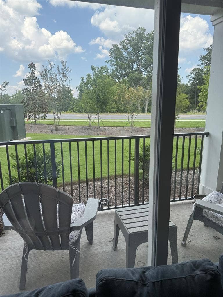 Looking for 1 
female roommate