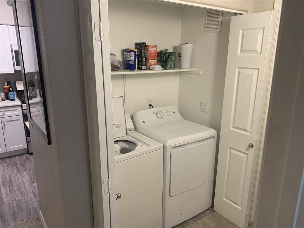 Looking for Roommate
