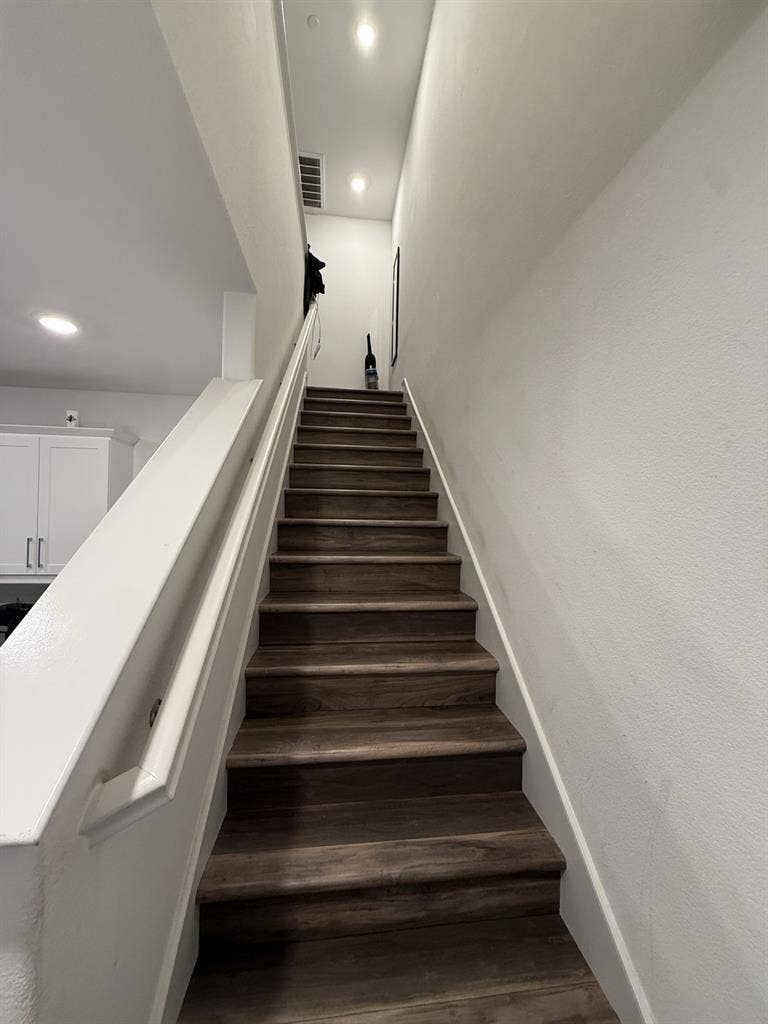 LOOKING FOR A ROOMMATE IN MERGE