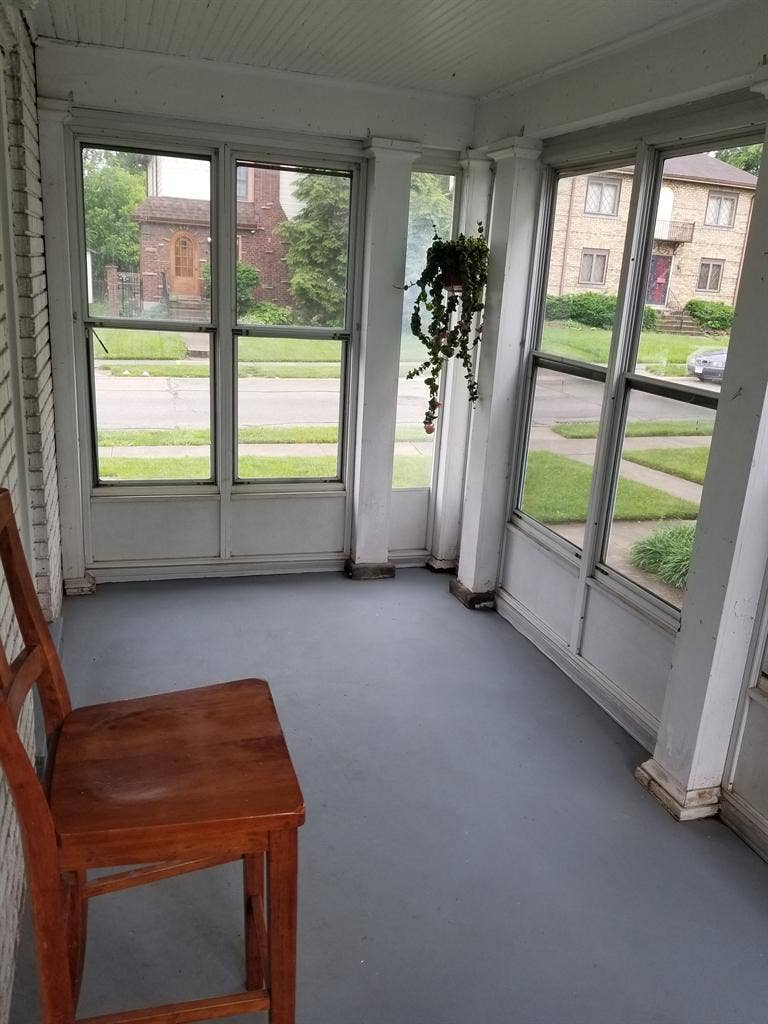 Female roommate wanted