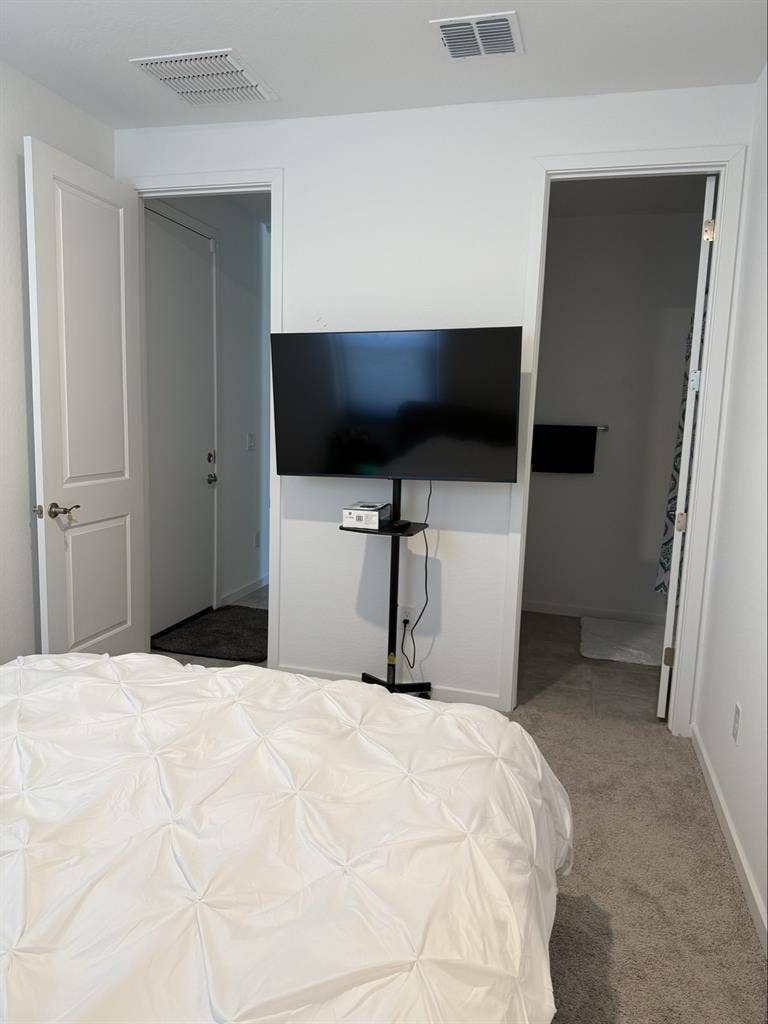 Private room for rent in Queencreek