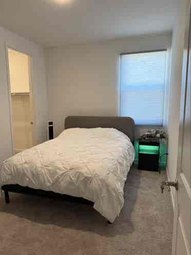 Private room for rent in Queencreek