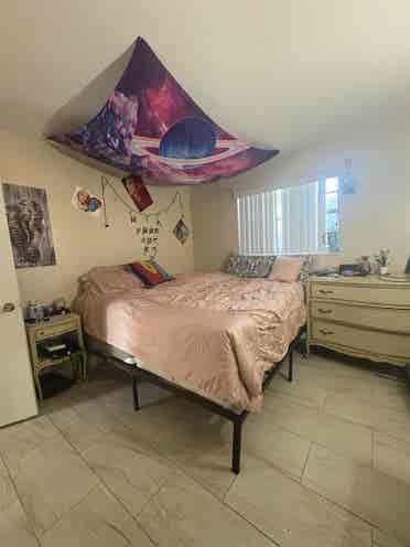 Single bedroom for rent!
