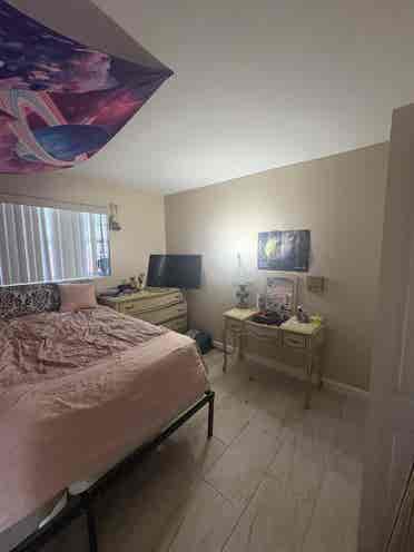 Single bedroom for rent!