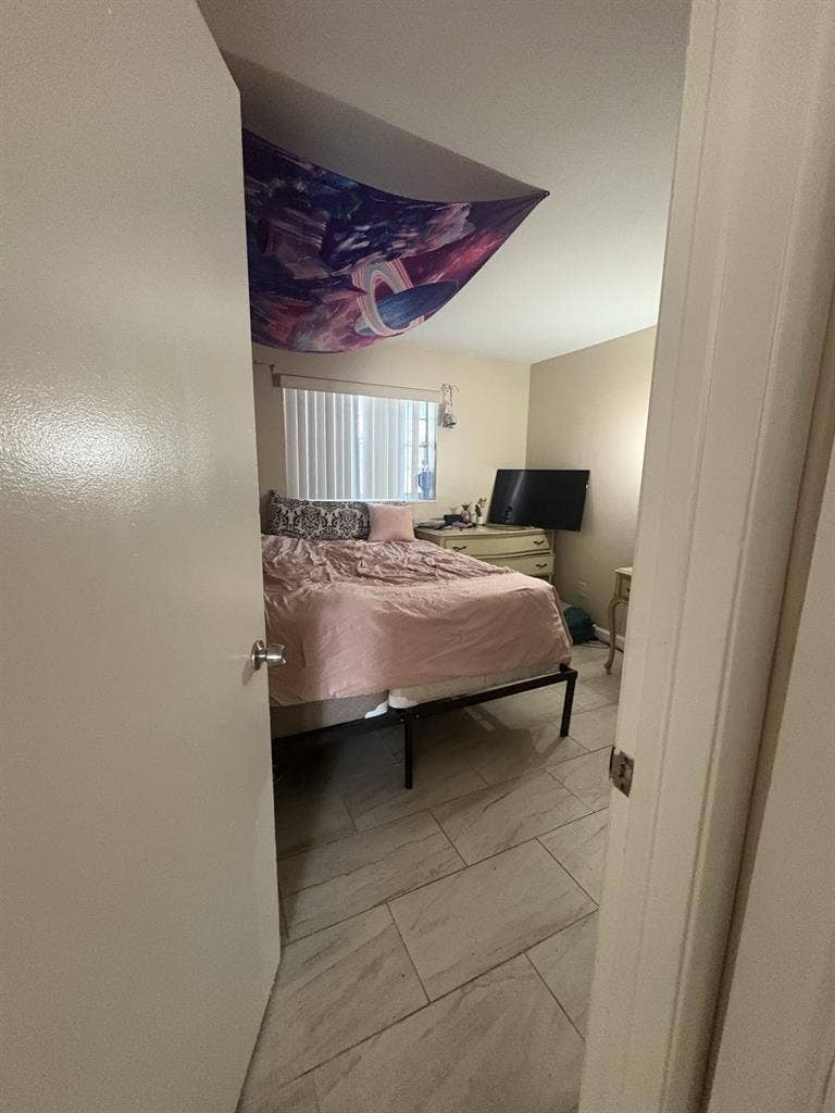 Single bedroom for rent!