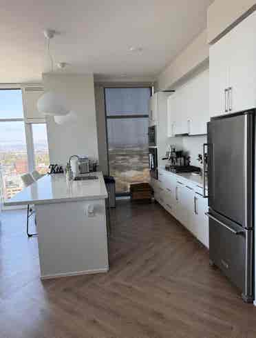 Room in stunning high-rise Oakland