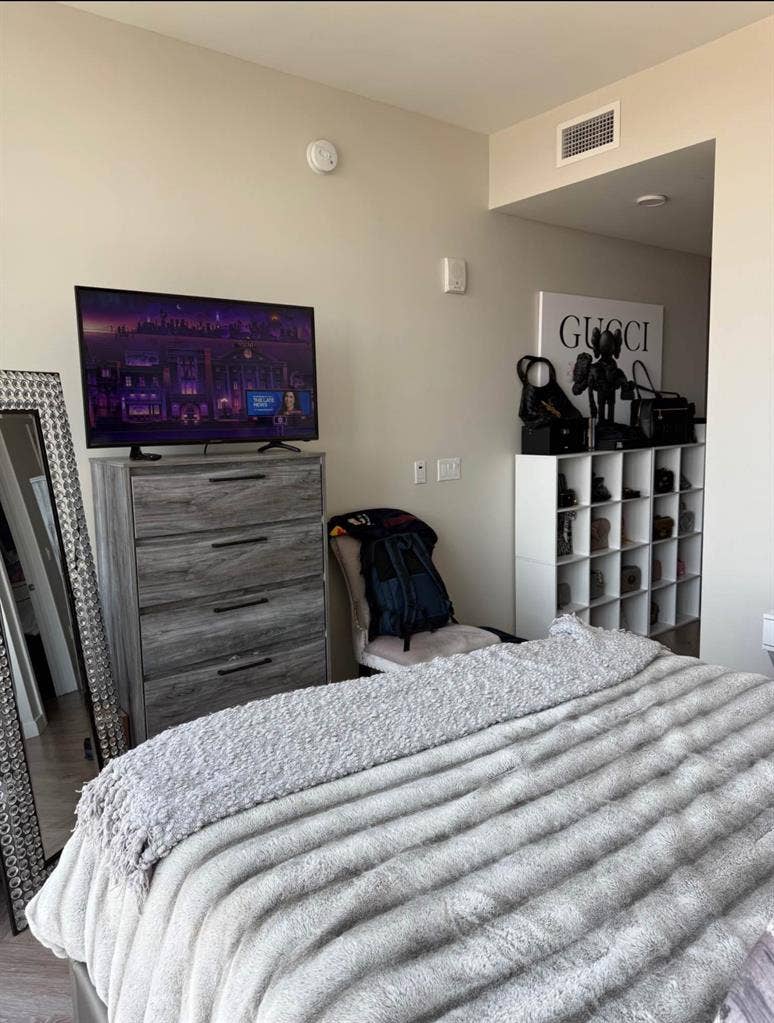 Room in stunning high-rise Oakland