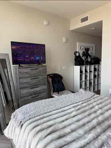Room in stunning high-rise Oakland