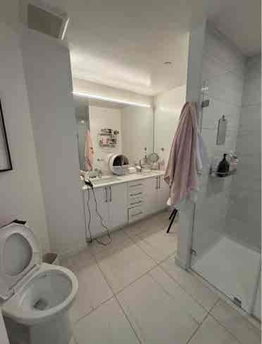 Room in stunning high-rise Oakland