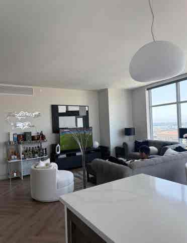 Room in stunning high-rise Oakland