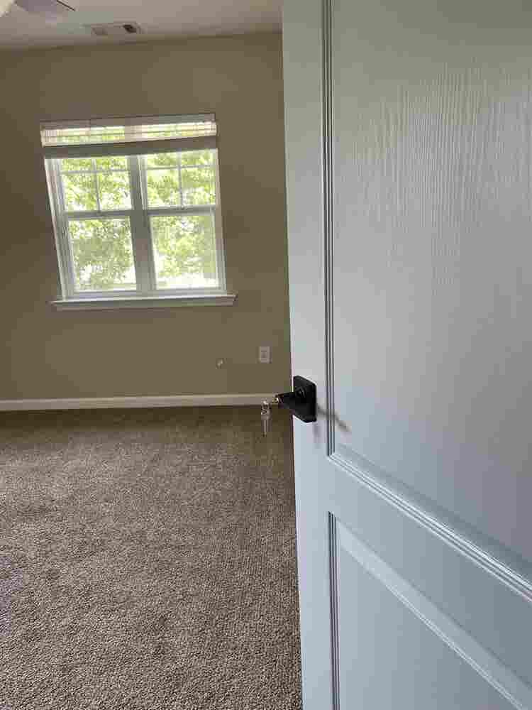 2 rooms available share a bathroom 