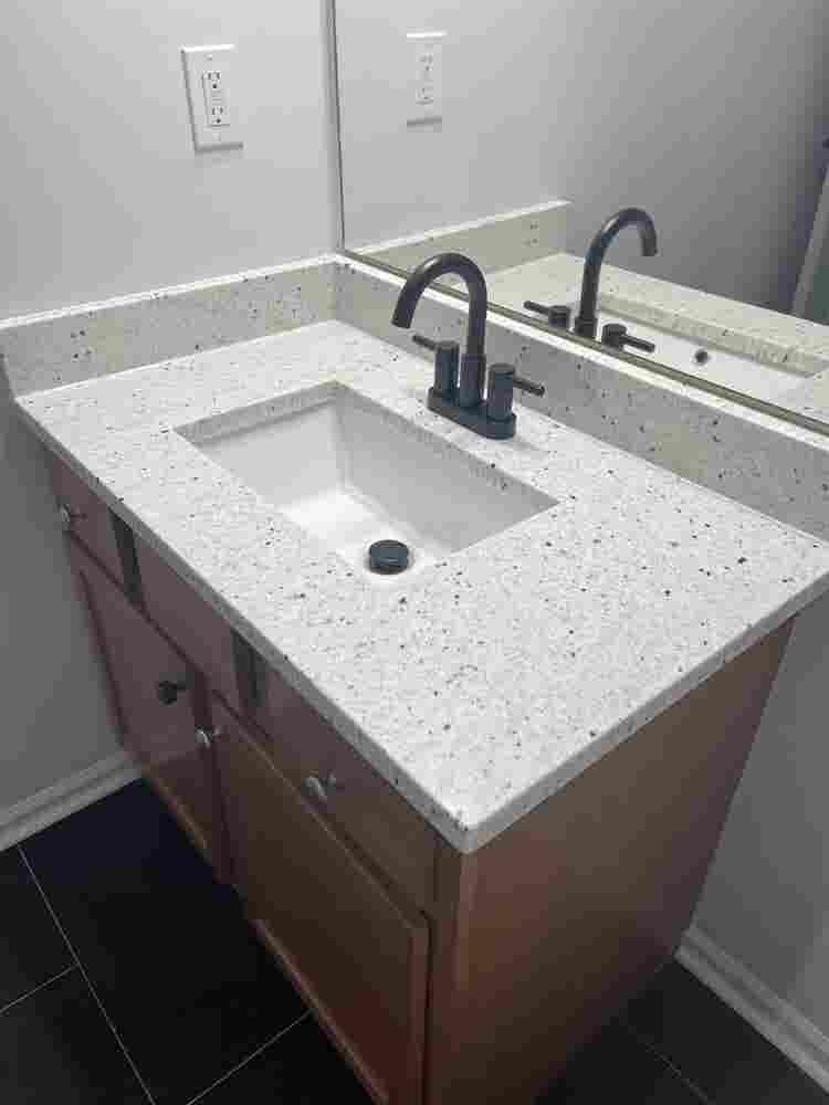 2 rooms available share a bathroom 