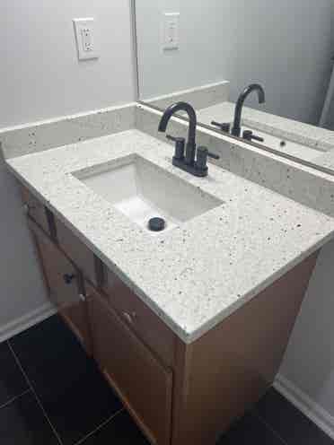 2 rooms available share a bathroom 