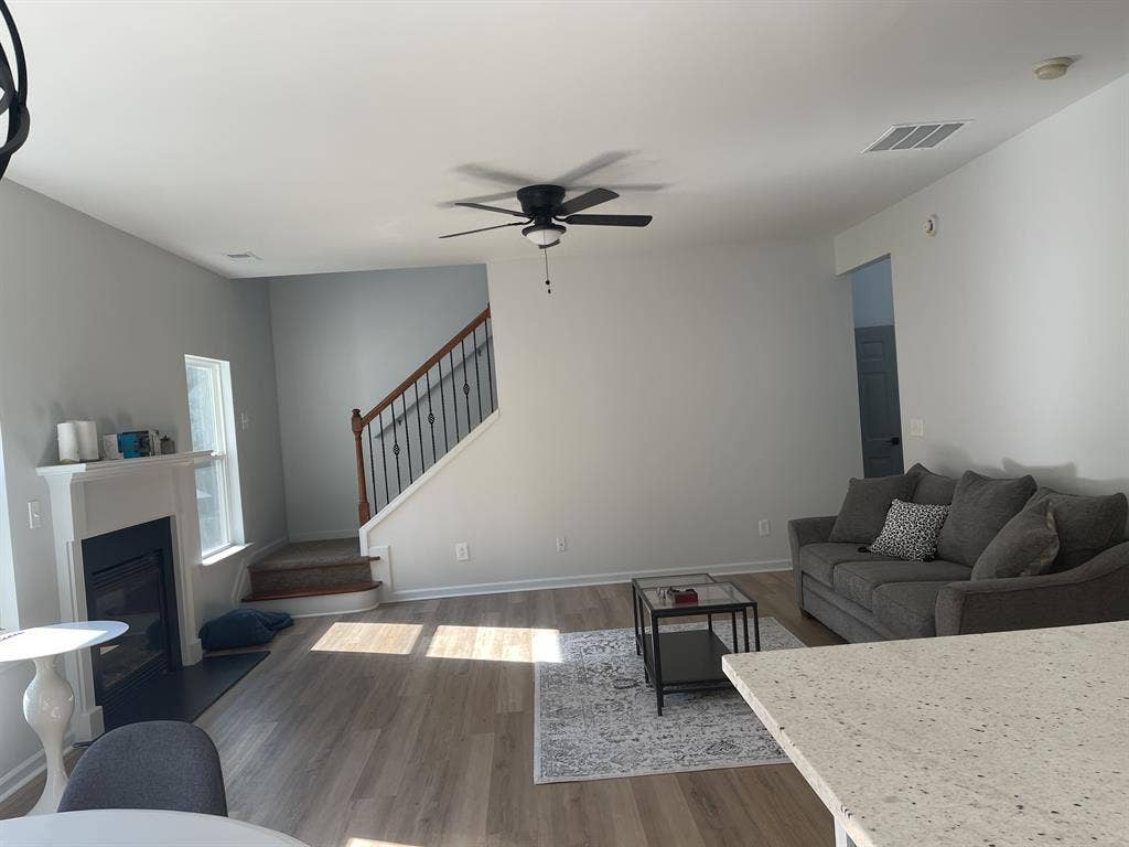 2 rooms available share a bathroom