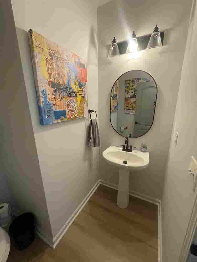 2 rooms available share a bathroom 
