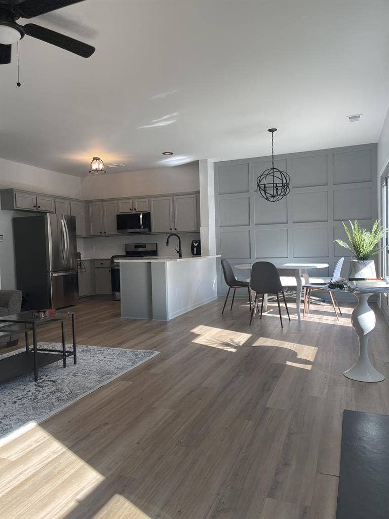 2 rooms available share a bathroom
