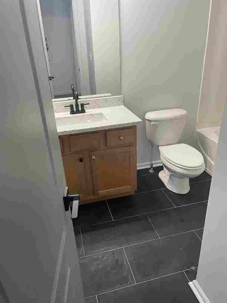 2 rooms available share a bathroom 