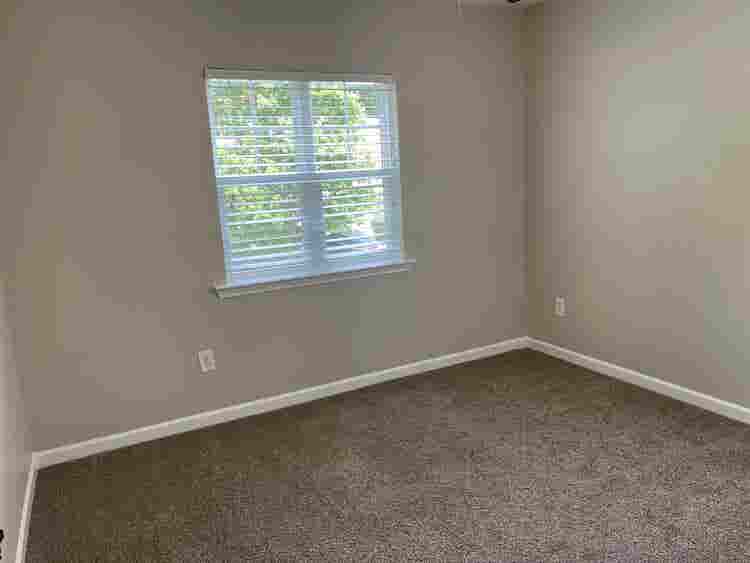 2 rooms available share a bathroom 