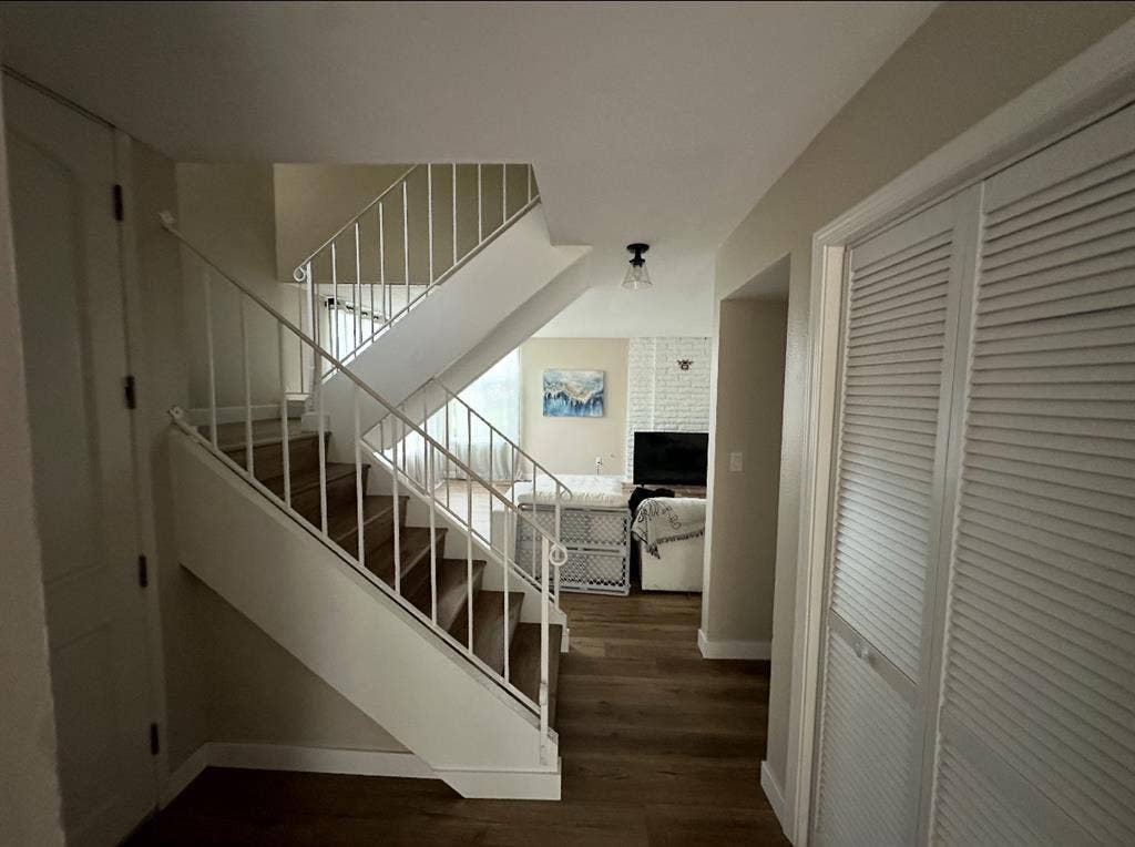 Wood floor bedroom w/great daylight