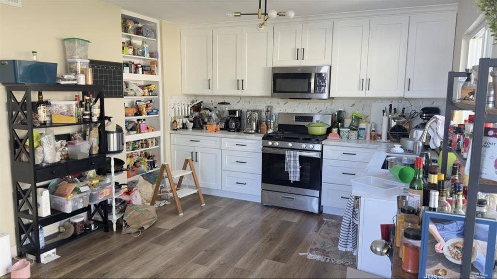 Wood floor bedroom w/great daylight