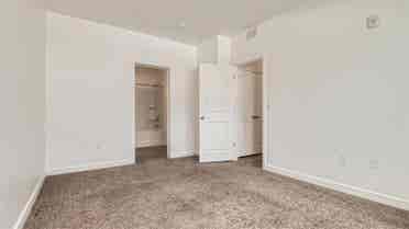 $ rent amazing amenities: Pool