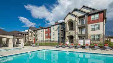 $ rent amazing amenities: Pool