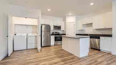 $ rent amazing amenities: Pool