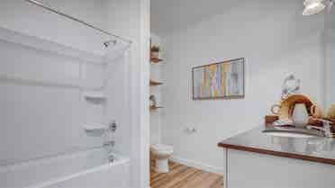 $ rent amazing amenities: Pool